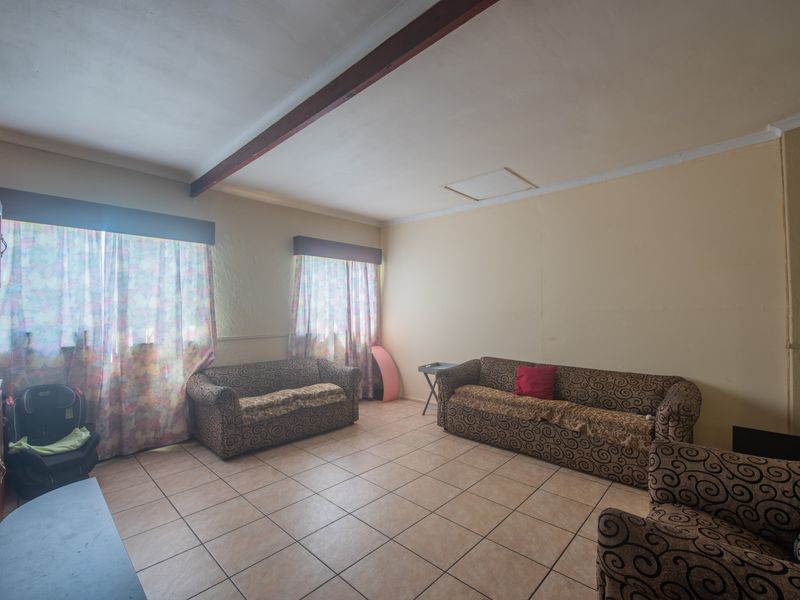 Charming 3 Bedroom house with flatlet and Sparkling pool - Photo 6