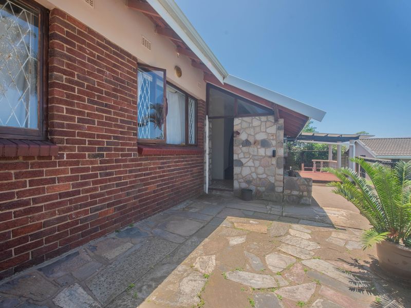 Charming 3 Bedroom house with flatlet and Sparkling pool - Photo 10