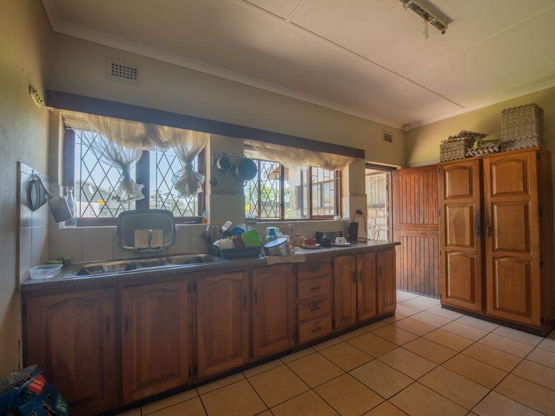 Charming 3 Bedroom house with flatlet and Sparkling pool - Photo 7