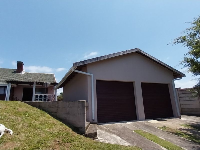 Charming 3 Bedroom house with flatlet and Sparkling pool - Photo 3