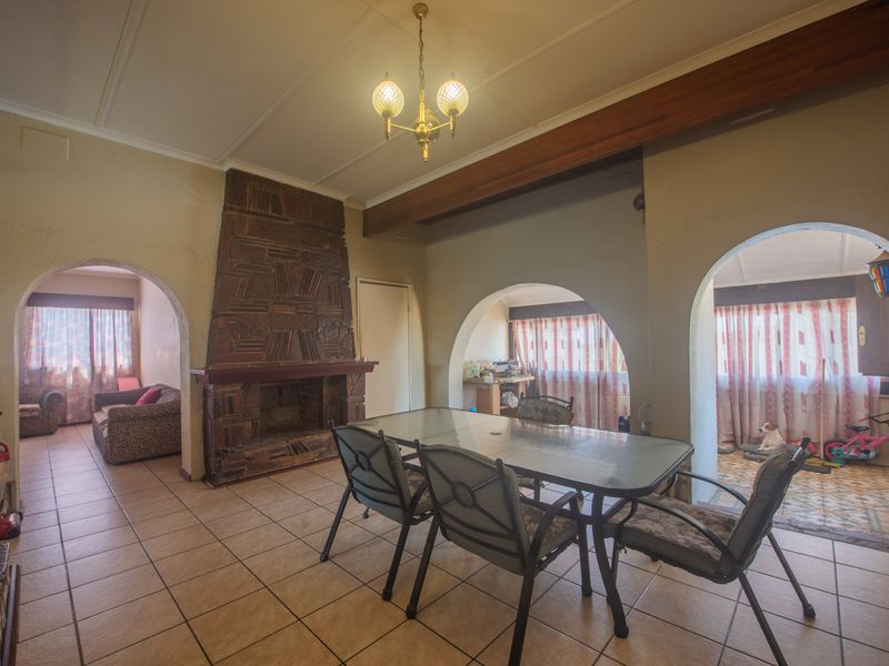 Charming 3 Bedroom house with flatlet and Sparkling pool - Photo 5