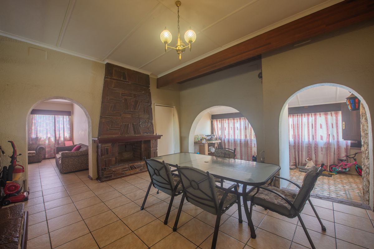 Charming 3 Bedroom house with flatlet and Sparkling pool - Photo 5