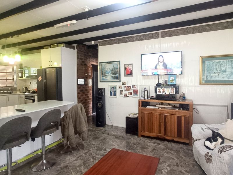 Charming Family Home with Two Income-Generating Flats - Photo 9
