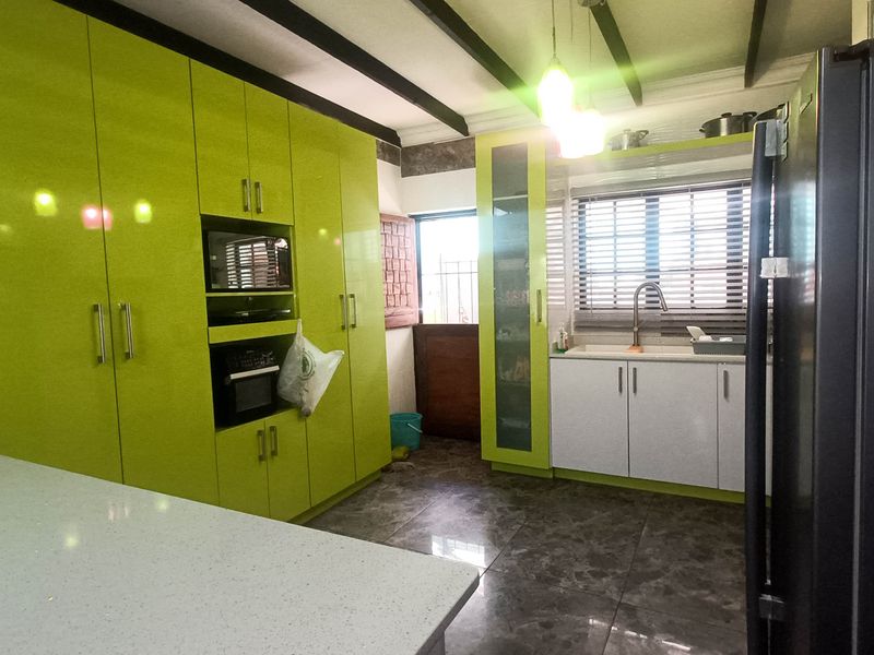 Charming Family Home with Two Income-Generating Flats - Photo 5