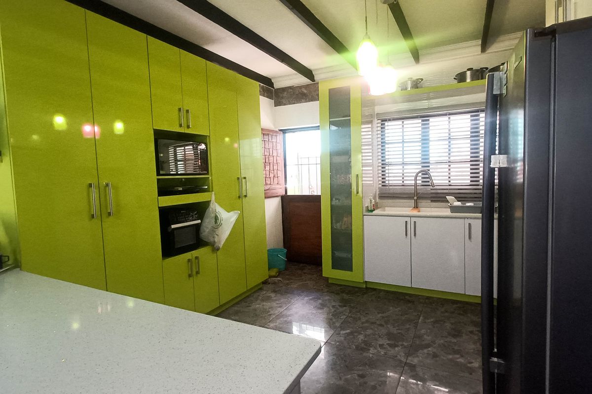 Charming Family Home with Two Income-Generating Flats - Photo 5