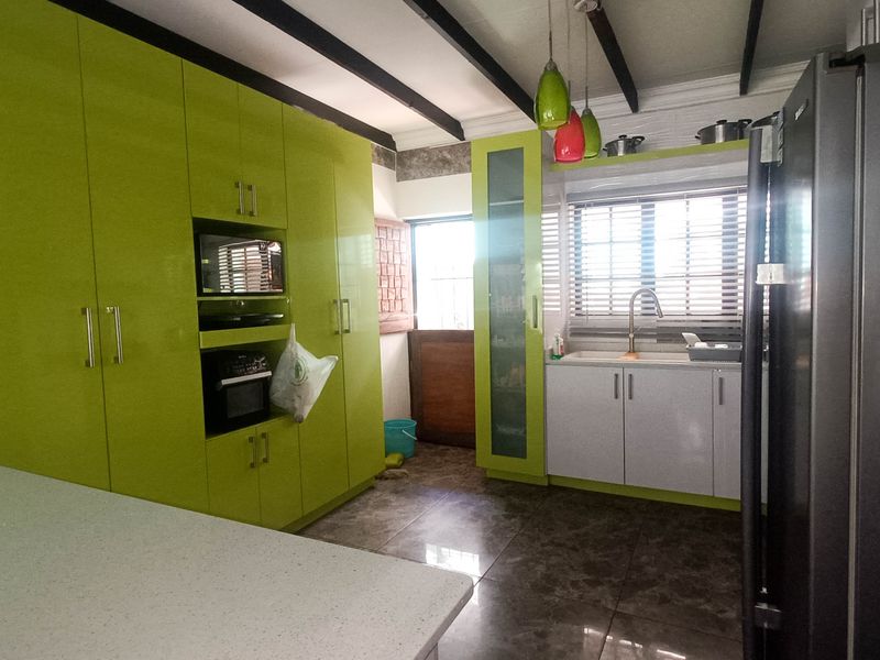 Charming Family Home with Two Income-Generating Flats - Photo 4