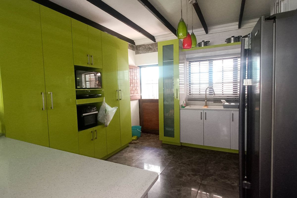 Charming Family Home with Two Income-Generating Flats - Photo 4