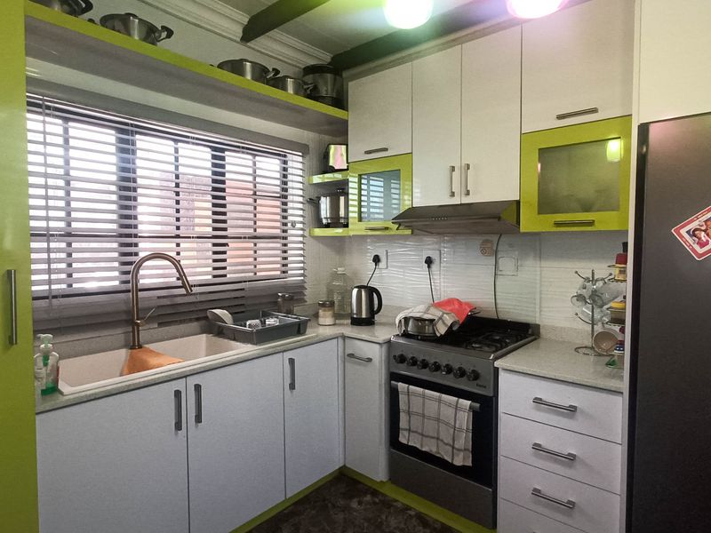 Charming Family Home with Two Income-Generating Flats - Photo 3