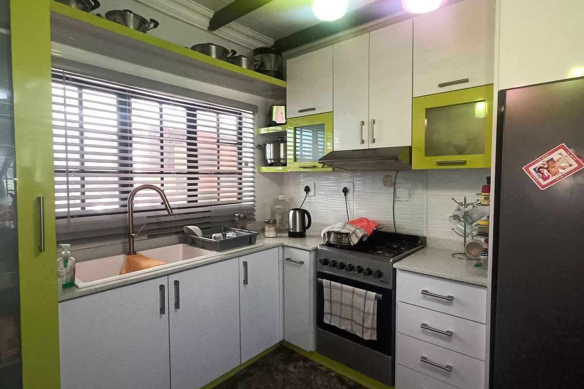 Charming Family Home with Two Income-Generating Flats - Photo 3