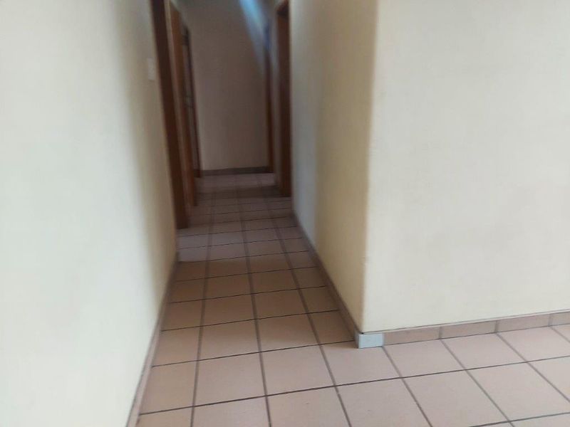 3 BEDROOM APARTMENT LOCATED IN CENTRAL RUSTENBURG - Photo 4