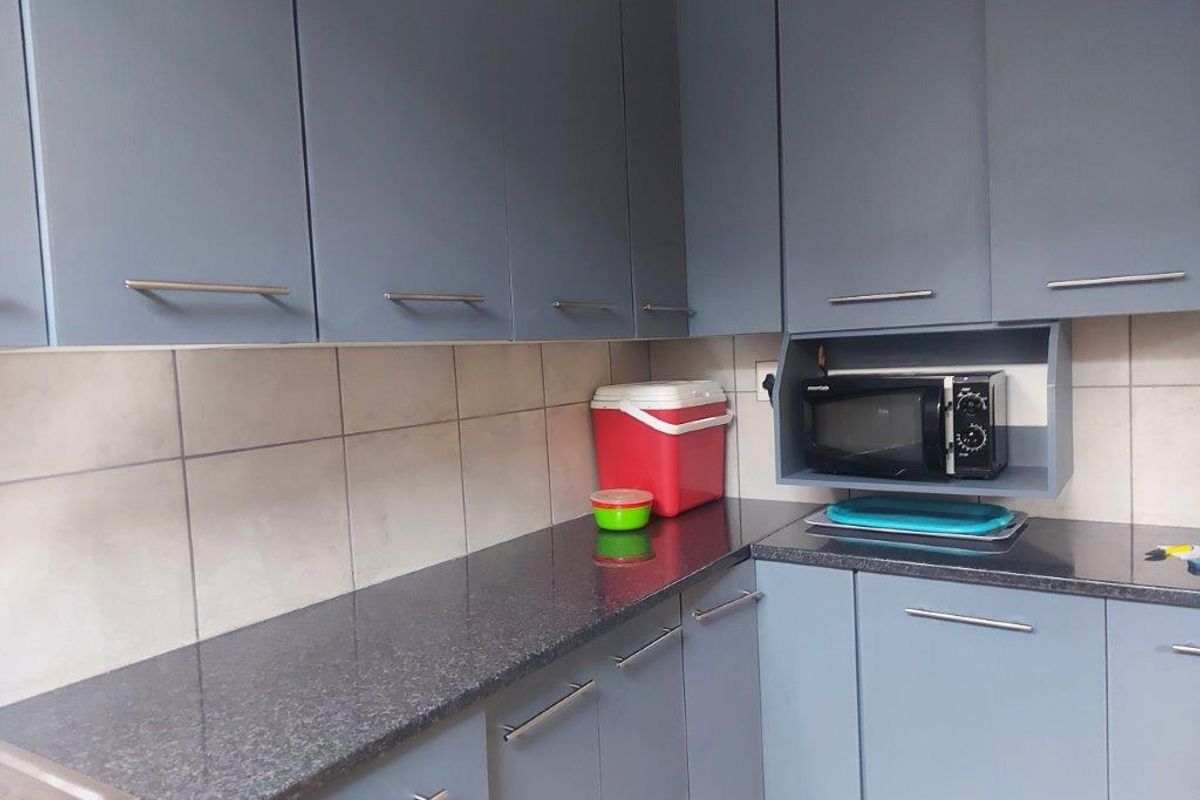 3 BEDROOM APARTMENT LOCATED IN CENTRAL RUSTENBURG - Photo 2