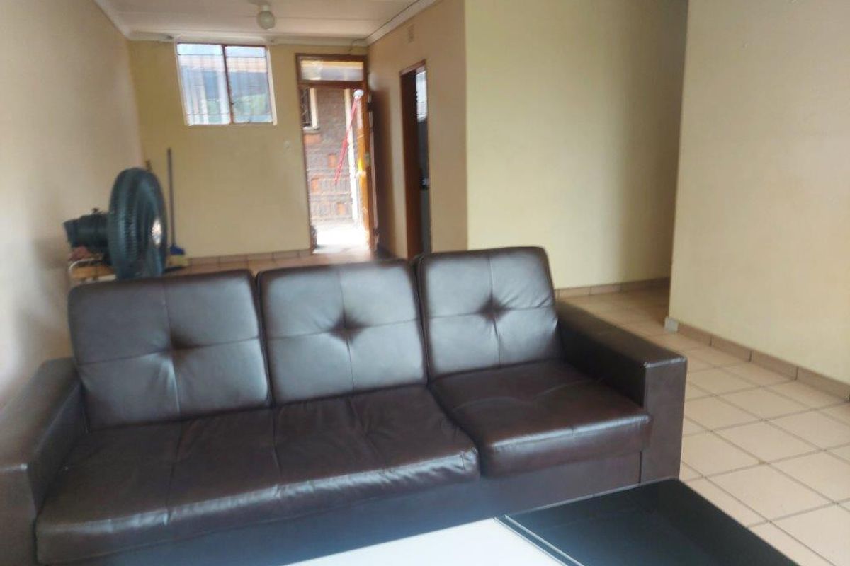3 BEDROOM APARTMENT LOCATED IN CENTRAL RUSTENBURG - Photo 3