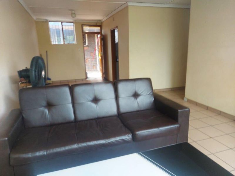 3 BEDROOM APARTMENT LOCATED IN CENTRAL RUSTENBURG - Photo 3