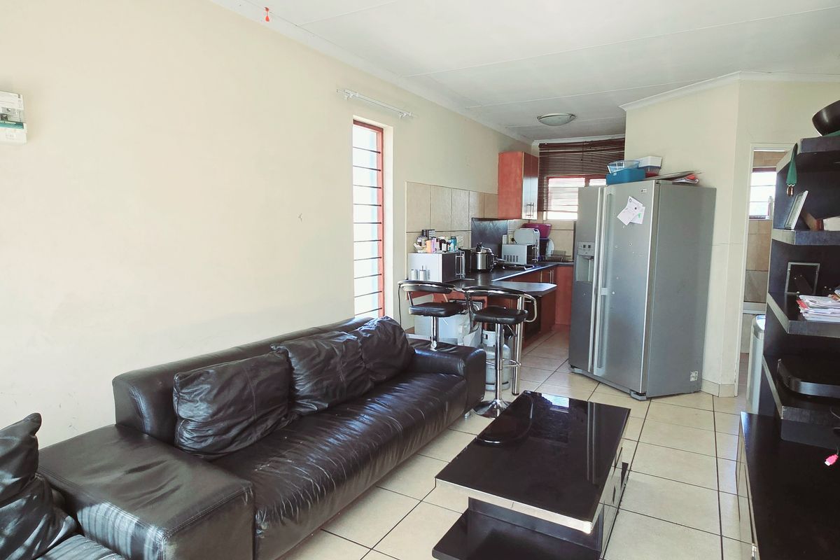 Charming 2-Bedroom Home with Single Garage – Perfect for Modern Living. - Photo 3