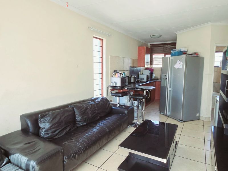 Charming 2-Bedroom Home with Single Garage – Perfect for Modern Living. - Photo 3