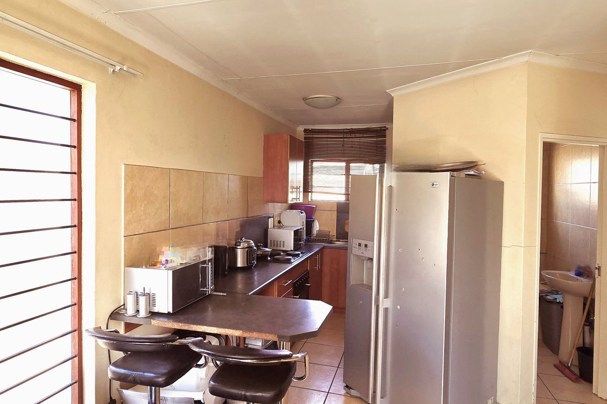 Charming 2-Bedroom Home with Single Garage – Perfect for Modern Living. - Photo 2