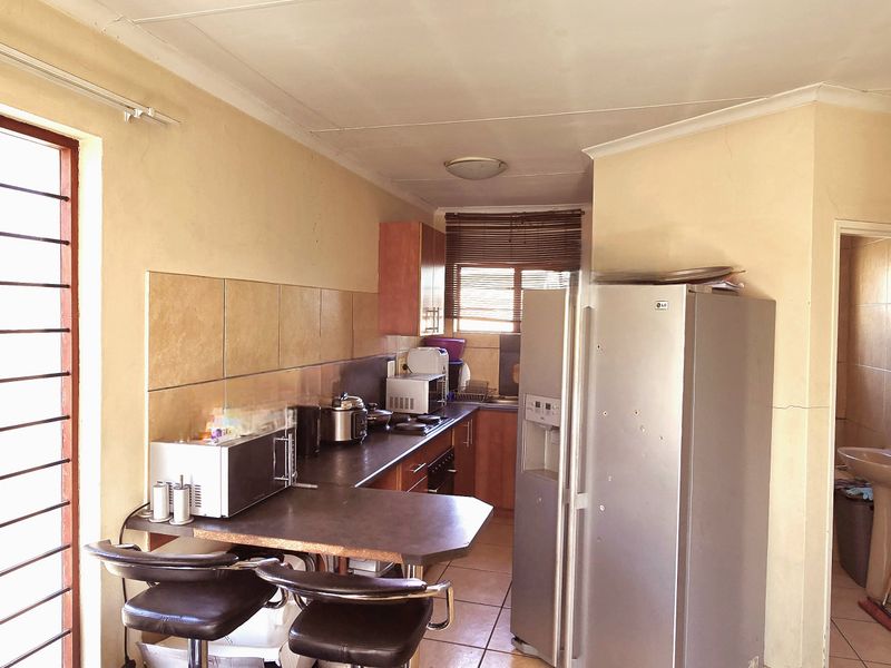 Charming 2-Bedroom Home with Single Garage – Perfect for Modern Living. - Photo 2