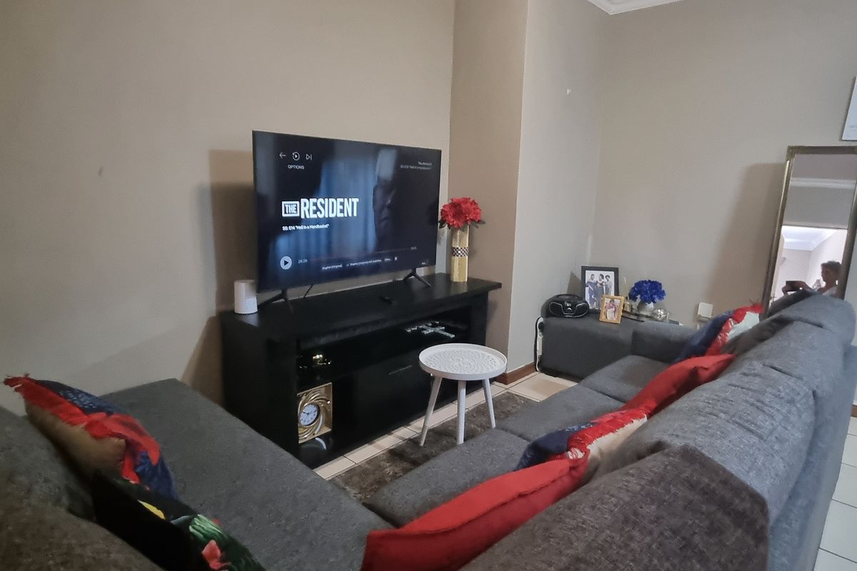 Waiting for a Bargain? Secure, Sunny & Bright - Photo 3