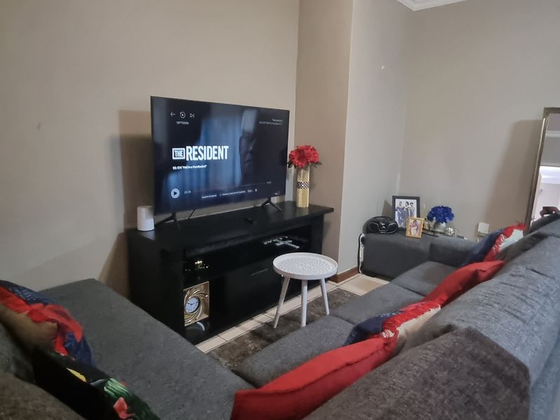 Waiting for a Bargain? Secure, Sunny & Bright - Photo 3