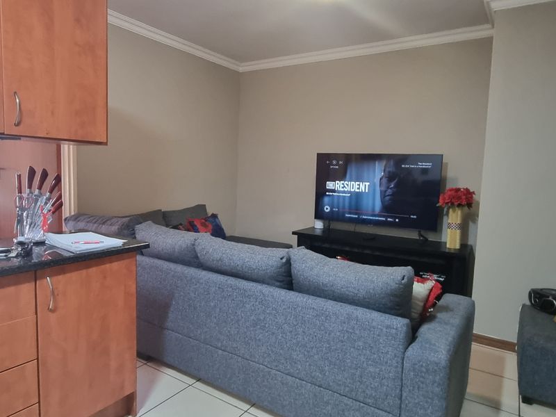 Waiting for a Bargain? Secure, Sunny & Bright - Photo 4