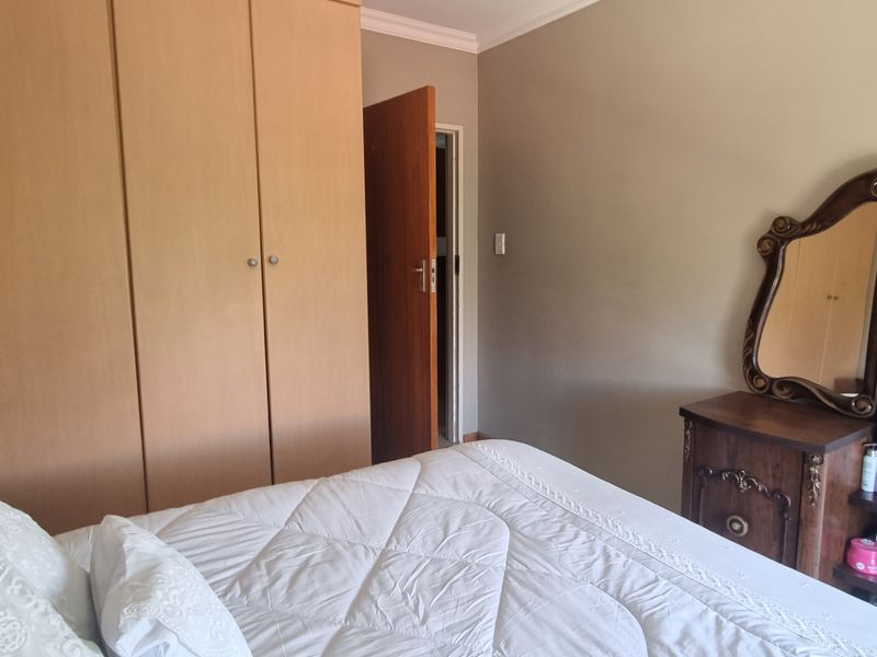 Waiting for a Bargain? Secure, Sunny & Bright - Photo 10