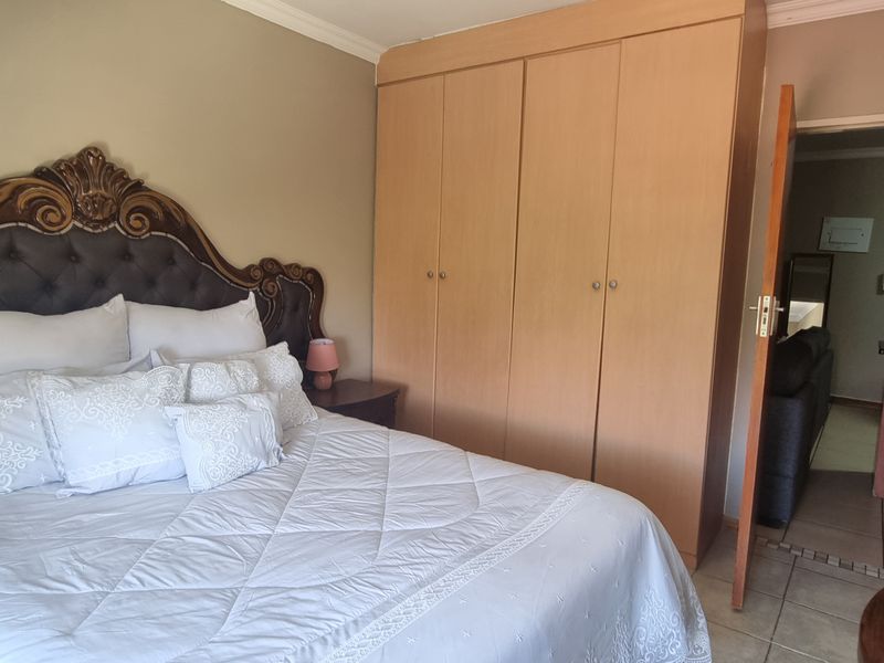 Waiting for a Bargain? Secure, Sunny & Bright - Photo 9