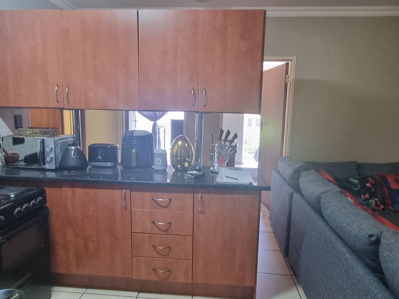 Waiting for a Bargain? Secure, Sunny & Bright - Photo 5