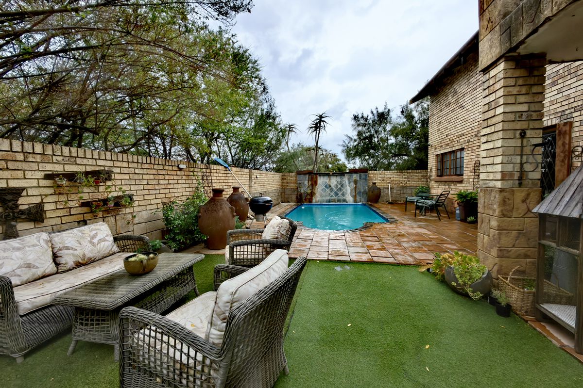 Entertainers Dream in Luxurious Eco Estate, with flatlet! - Photo 2