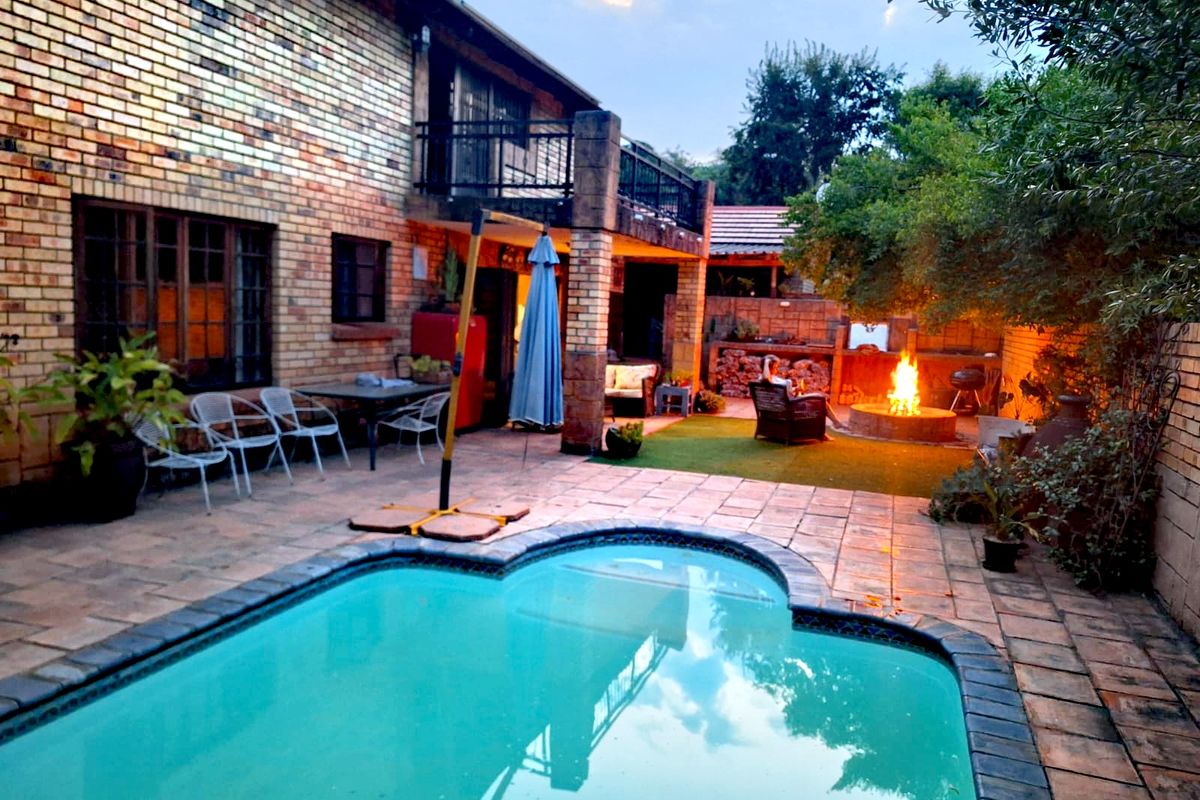 Entertainers Dream in Luxurious Eco Estate, with flatlet! - Photo 3