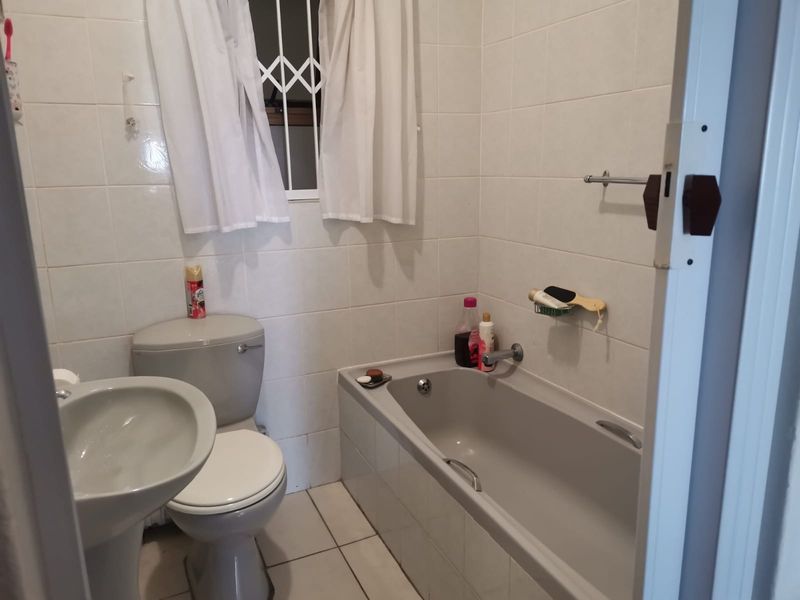 2 Bedroom unit, with spectacular sea views, not to be missed! - Photo 9