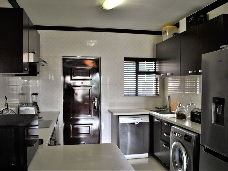 Remarkable Value. Unbeatable location - Photo 2