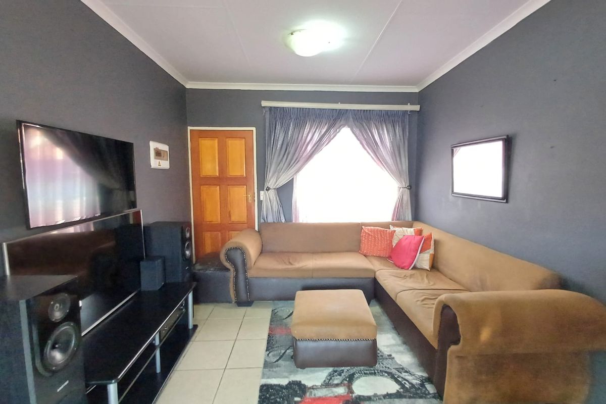 Charming 2-bedroom sectional title in The Orchards, Akasia—perfect for modern living and convenienc - Photo 4