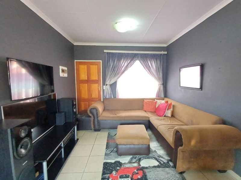 Charming 2-bedroom sectional title in The Orchards, Akasia—perfect for modern living and convenienc - Photo 4