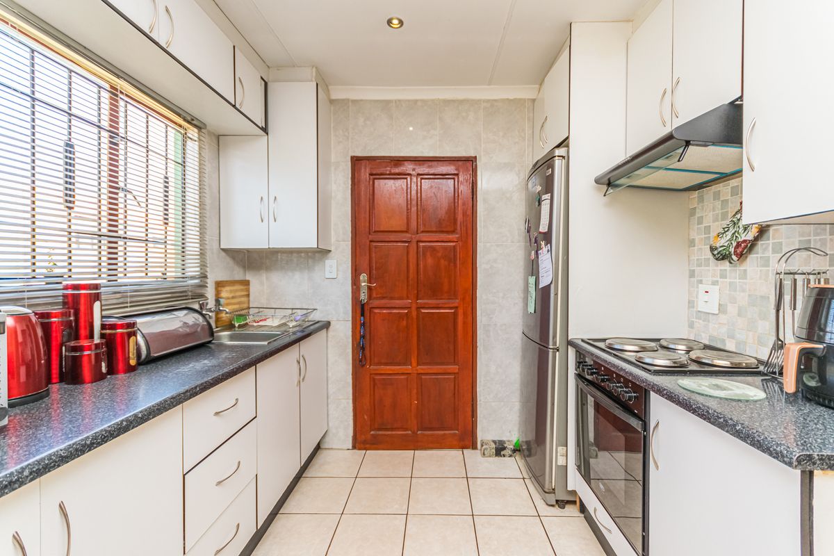 Spacious 2 Bedroom Home For Sale in Kagiso - Photo 2