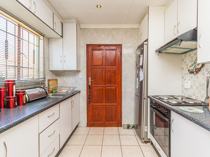 Spacious 2 Bedroom Home For Sale in Kagiso - Photo 2