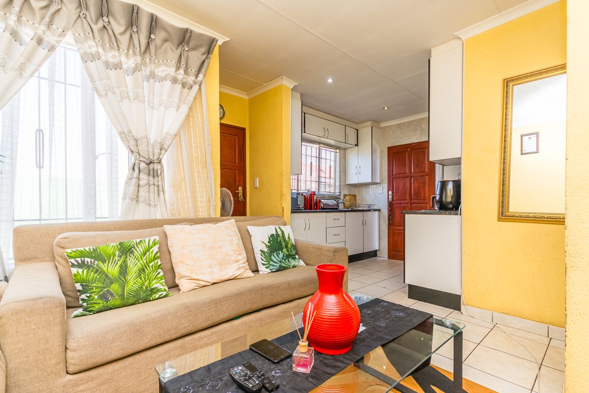 Spacious 2 Bedroom Home For Sale in Kagiso - Photo 3