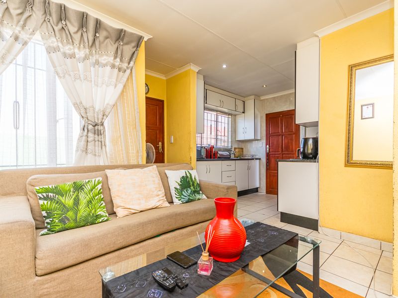 Spacious 2 Bedroom Home For Sale in Kagiso - Photo 3