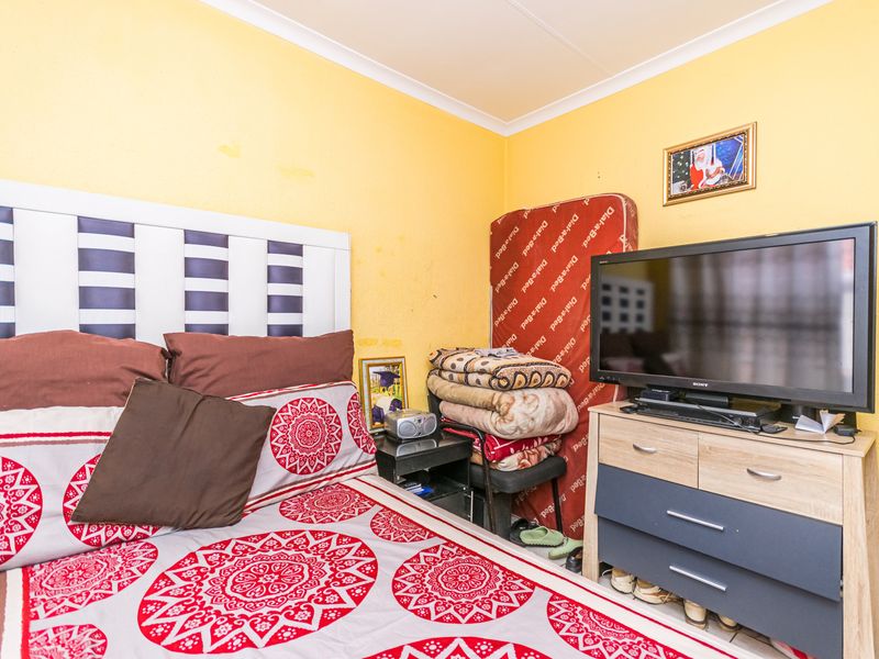 Spacious 2 Bedroom Home For Sale in Kagiso - Photo 9