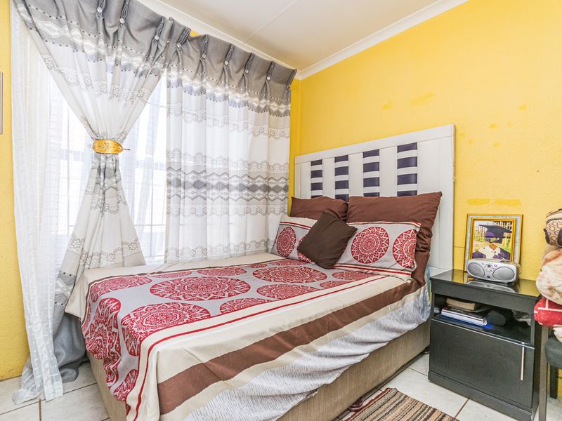 Spacious 2 Bedroom Home For Sale in Kagiso - Photo 8
