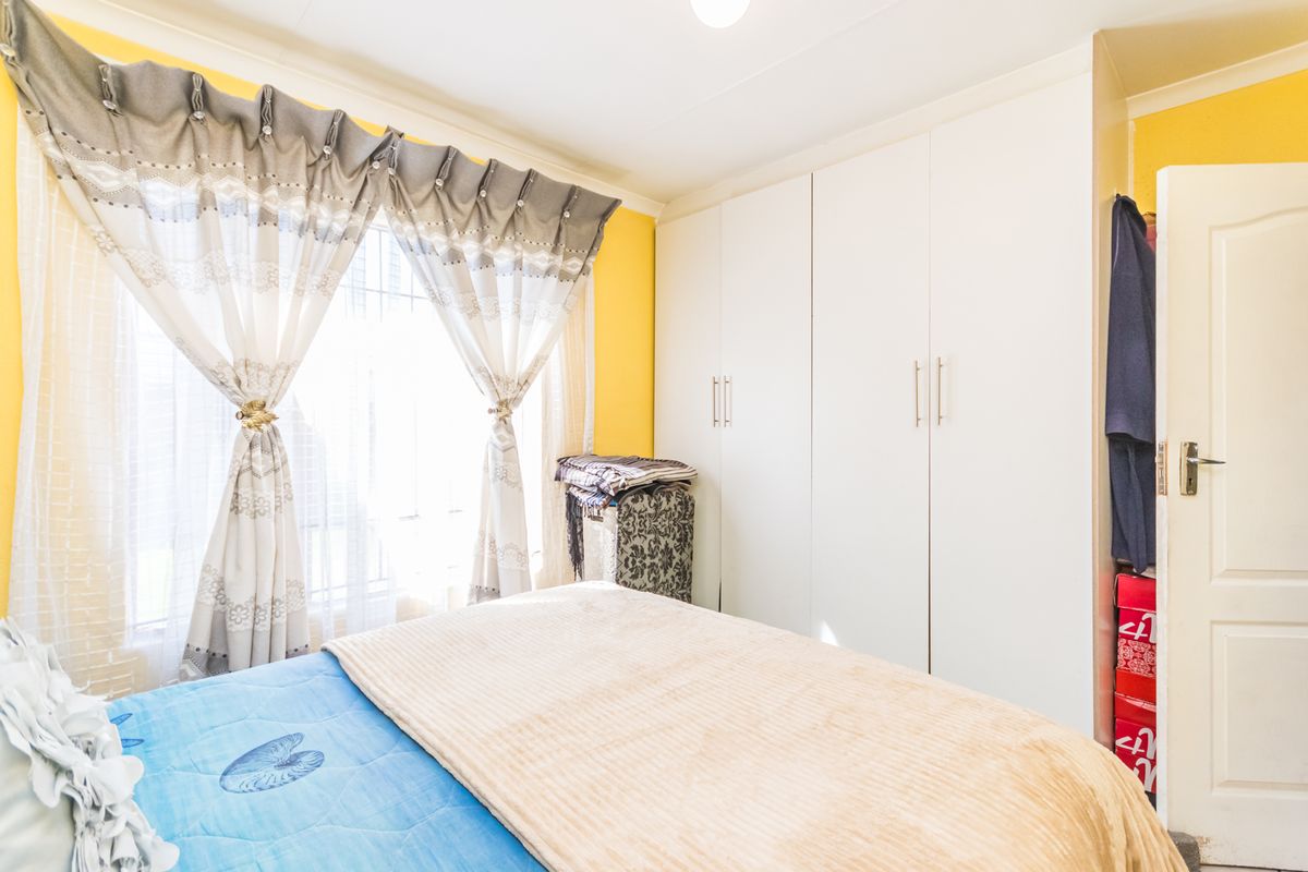 Spacious 2 Bedroom Home For Sale in Kagiso - Photo 5