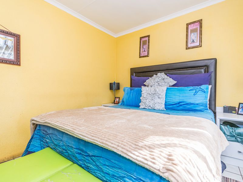 Spacious 2 Bedroom Home For Sale in Kagiso - Photo 7