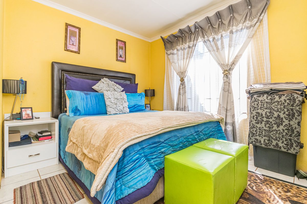 Spacious 2 Bedroom Home For Sale in Kagiso - Photo 4