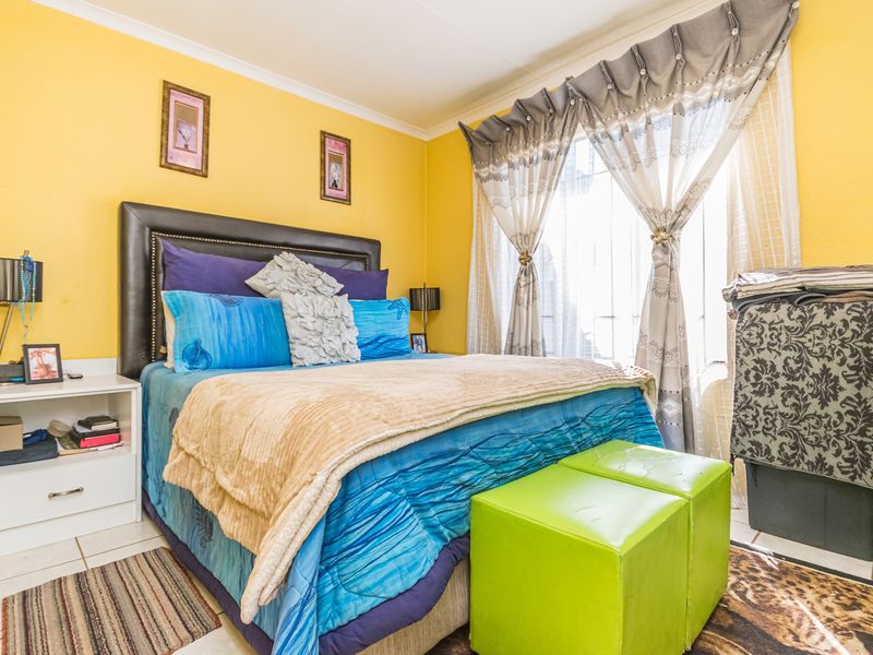 Spacious 2 Bedroom Home For Sale in Kagiso - Photo 4