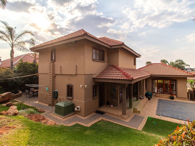 Magnificent Triple storey Cluster - Photo 3