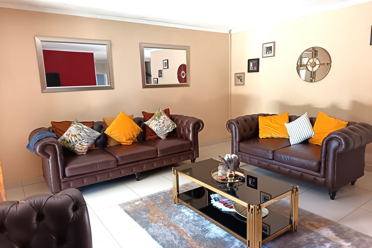 Entertainer’s Dream Home with Pool and Double Garage / Onthaal Droomhuis met Swembad en Dubbelmotorh - Photo 5