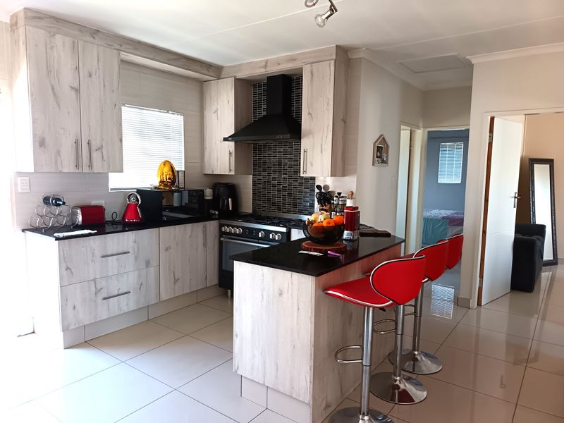 Entertainer’s Dream Home with Pool and Double Garage / Onthaal Droomhuis met Swembad en Dubbelmotorh - Photo 7