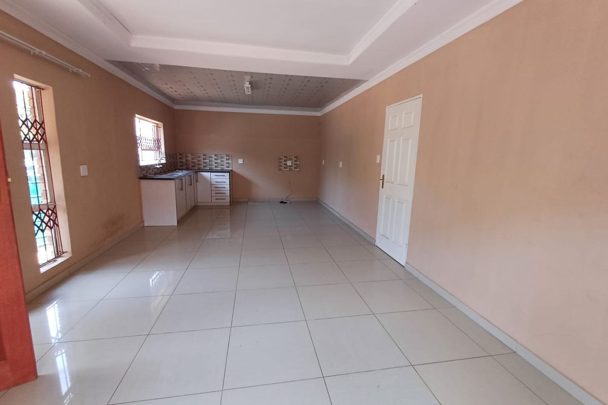 Block of flats for sale in Louis Trichardt - Photo 2