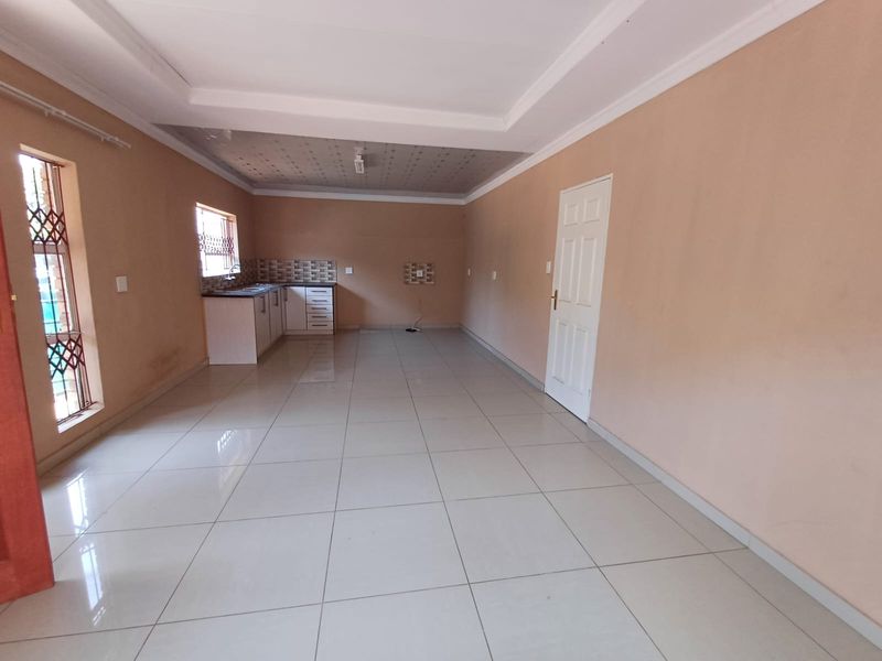 Block of flats for sale in Louis Trichardt - Photo 2