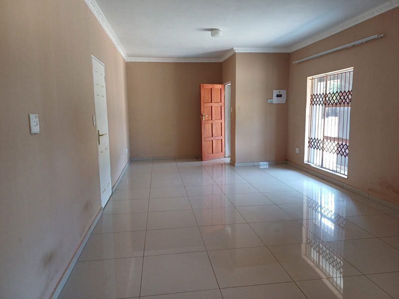 Block of flats for sale in Louis Trichardt - Photo 5