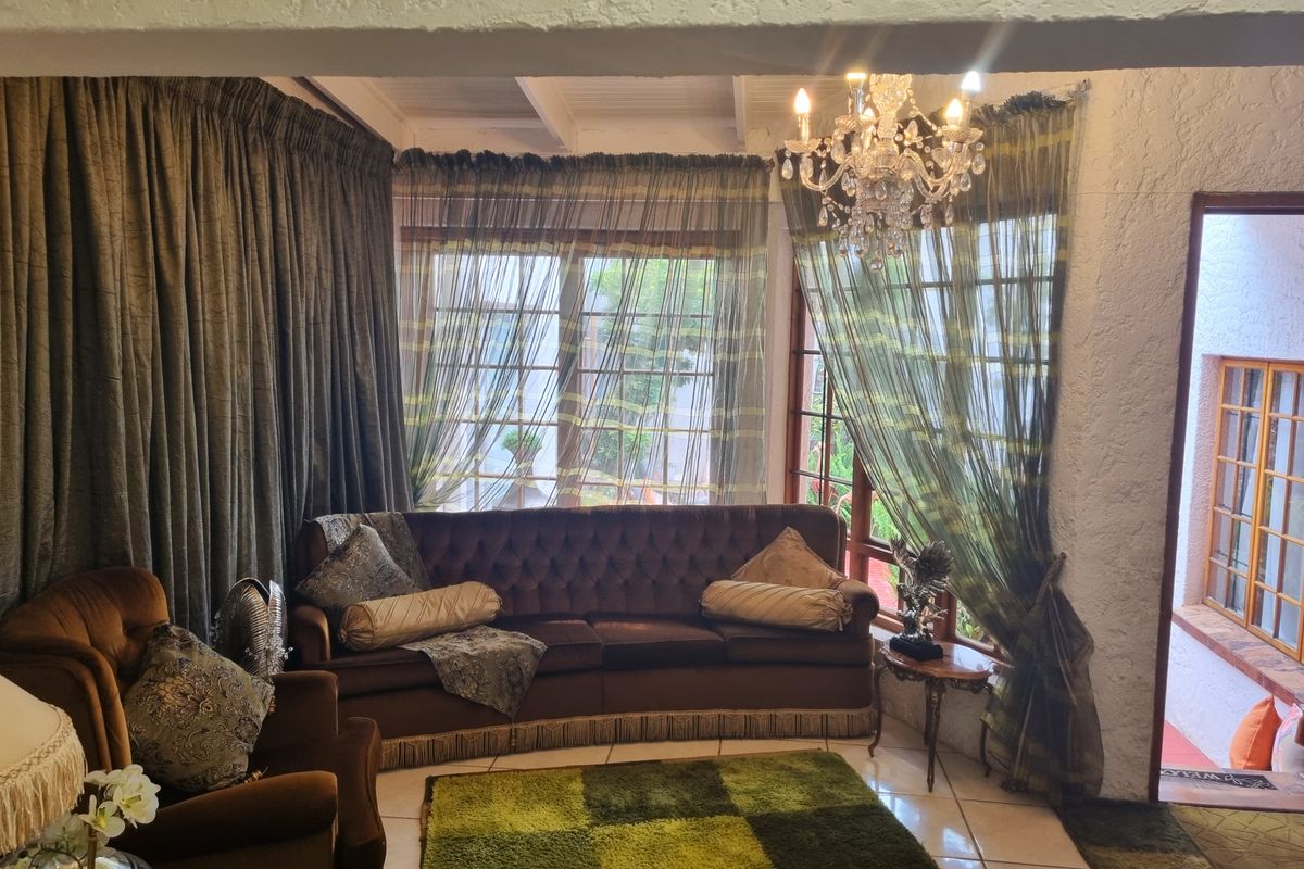 Elegant & Spacious Living in the Heart of Protea Park – A 7-Bedroom Gem Awaits! - Photo 4